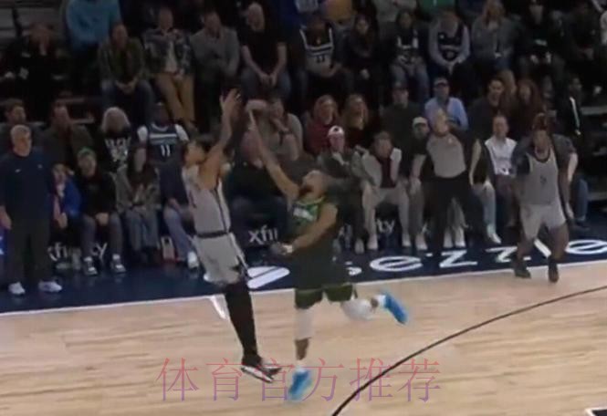 文班出手三分时踩到戈贝尔的脚,裁判判罚后者一级恶意犯规 文班出手三分时踩到戈贝尔的脚,裁判判罚后者一级恶意犯规